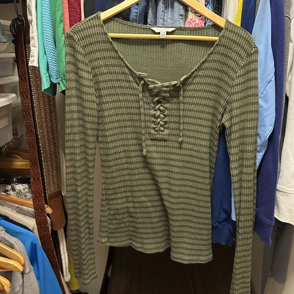Lucky Brand Green Lace-Up Long Sleeve Top - Picture 1 of 4